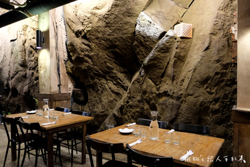 IG打卡餐廳》基隆正濱漁港旁 河豚很多美食餐廳│坐在岩洞中的用餐奇景！