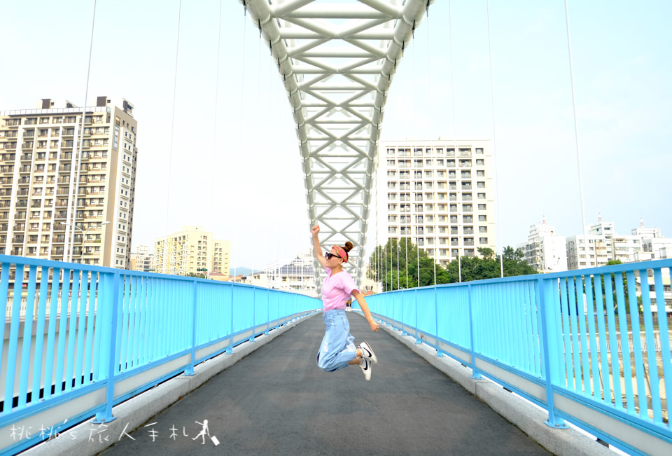 IG打卡景點》台中海天橋│藍與白的優雅曲線，白天夜晚都美麗