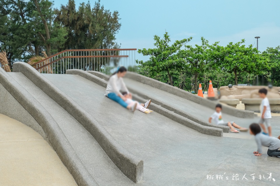 IG打卡景點》新竹南寮漁港 旅遊服務中心│沙坑.戲水.溜滑梯 全部免費玩！