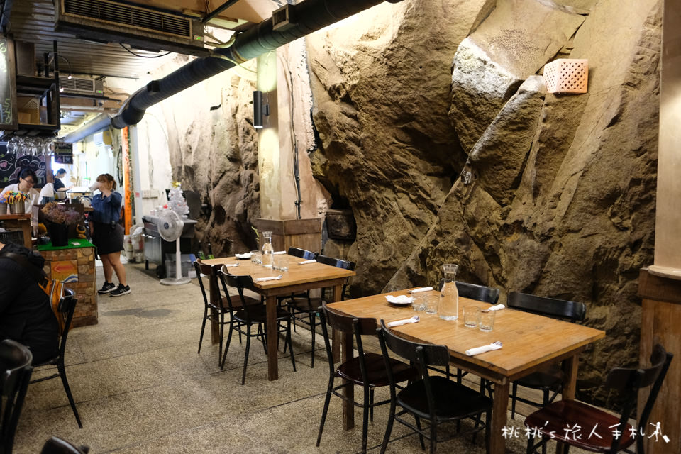 IG打卡餐廳》基隆正濱漁港旁 河豚很多美食餐廳│坐在岩洞中的用餐奇景！