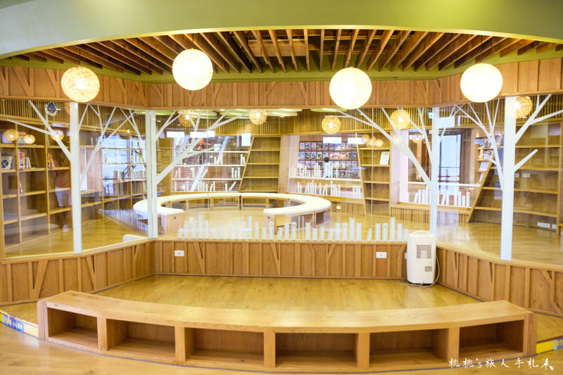 桃園打卡景點》龍岡圖書館 玻璃空中迴廊│走進大樹中的圖書館