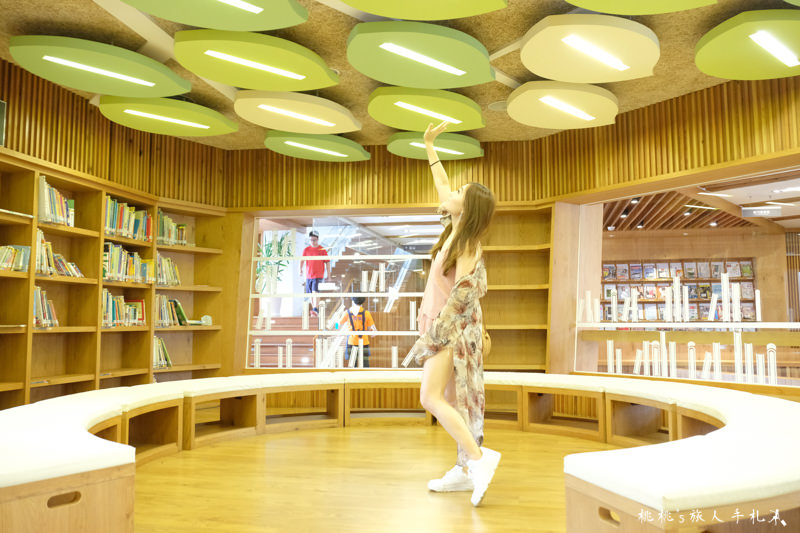 桃園打卡景點》龍岡圖書館 玻璃空中迴廊│走進大樹中的圖書館