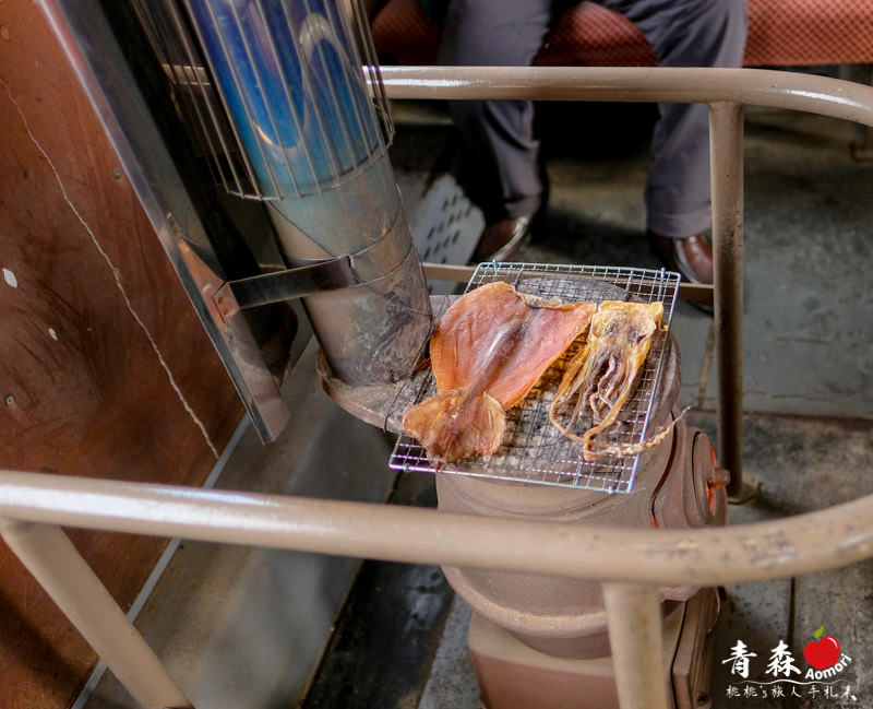 青森景點》津輕鐵道暖爐列車 烤魷魚配清酒 冬季限定