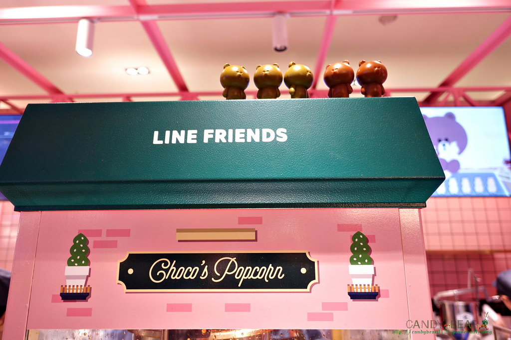 超萌打卡地標》LINE FRIENDS Cafe & Store 熊美CHOCO在新光三越台北信義新天地A11館 等你喔