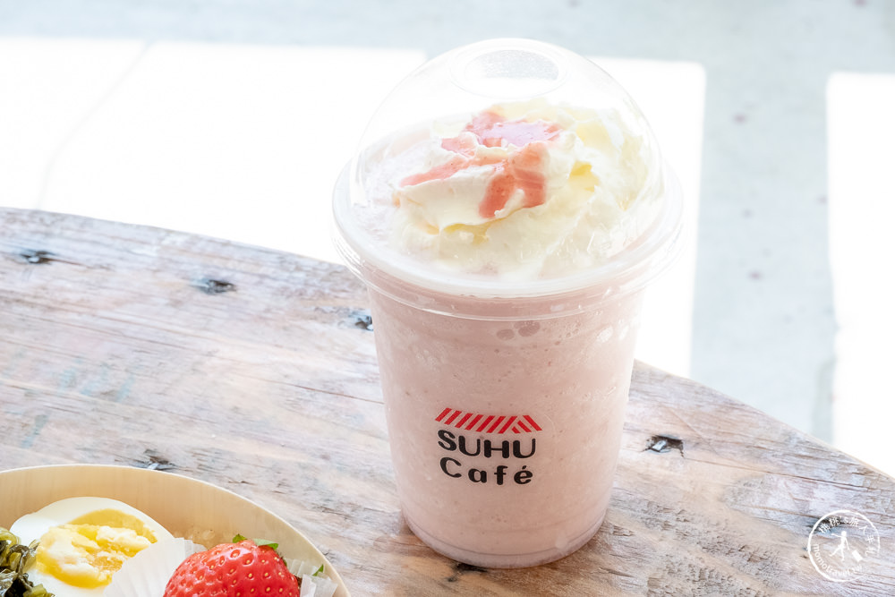 苗栗大湖新景點》紅色琉璃瓦免門票採草莓，再到唯美白色咖啡屋SUHU Café享用下午茶甜點