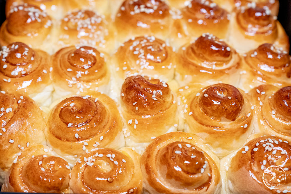 桃桃簡單料理-麵包食譜》古早蜂蜜小麵包│脆底鬆軟.層層剝開的好吃做法